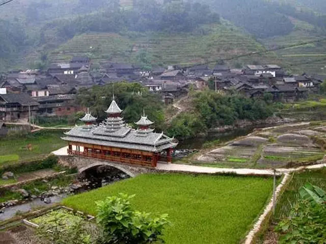 來到古樸的岜扒，這里自然生態(tài)完好，吊腳樓、鼓樓、花橋掩映于叢林